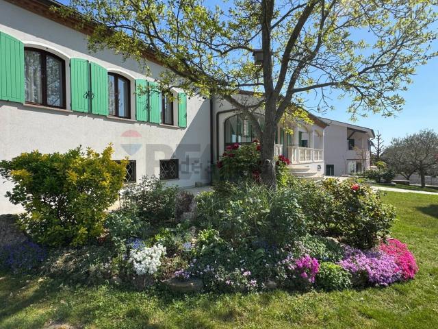 Villetta indipendente in vendita di 380 m² in Via Monte Cecilia, 22