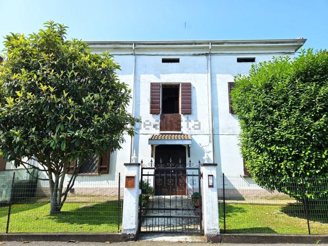 Villetta indipendente in vendita di 380 m² in Via S. Gonzaga, 4