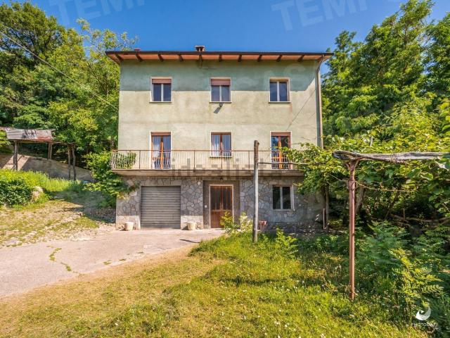 Villetta indipendente in vendita di 380 m² in Via Sassorosso, 6