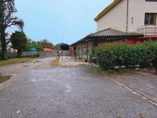 Villetta indipendente in vendita di 380 m² in Via Sempione, 28