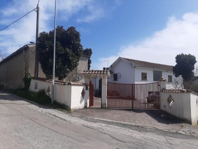 Villetta indipendente in vendita di 380 m² in Via Tofe