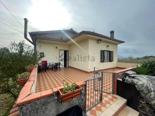 Villetta indipendente in vendita di 380 m² in Via Zeppa di Ferro