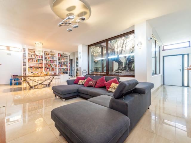 Villetta indipendente in vendita di 380 m² in Viale Colle Romito, 211