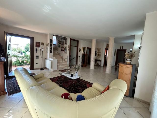 Villetta indipendente in vendita di 380 m² in Viale John Fitzgerald Kennedy