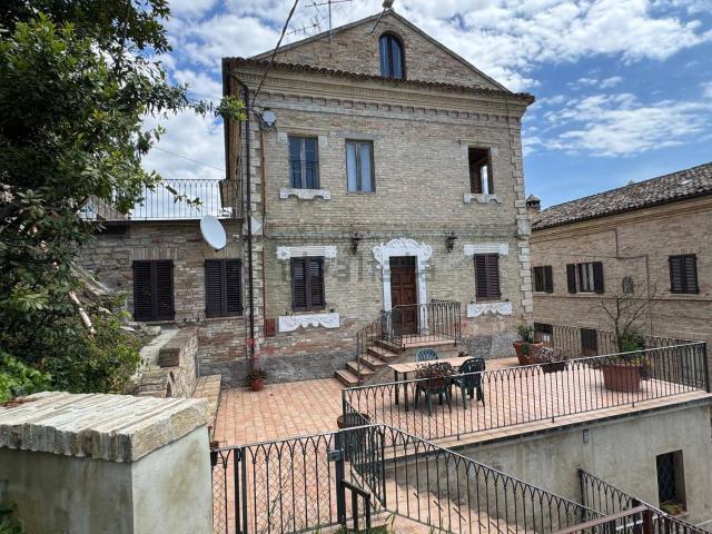 Villetta indipendente in vendita di 380 m² in Contrada Le Grazie, 28