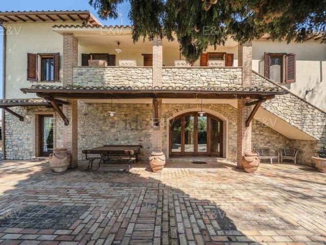 Villetta indipendente in vendita di 380 m² in Frazione San Croce
