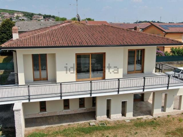 Villetta indipendente in vendita di 381 m² in Via Montanara, 20