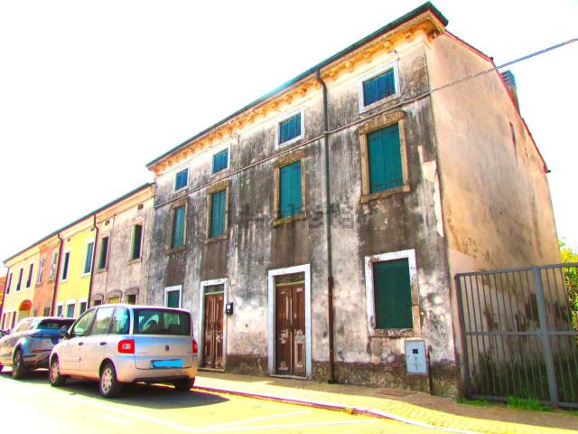 Villetta indipendente in vendita di 381 m² in Piazza Guglielmo Marconi, 91