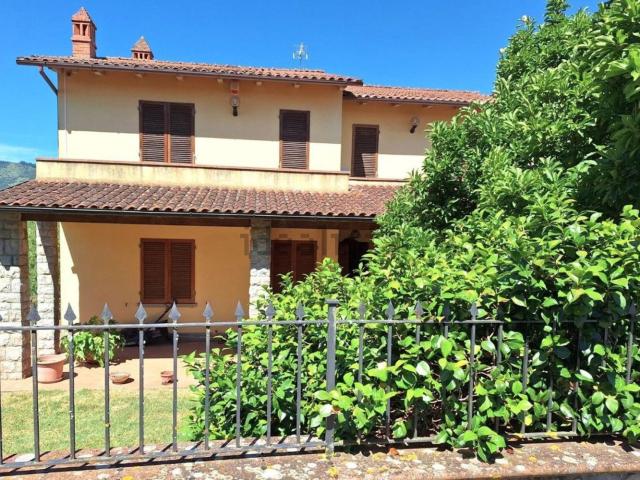 Villetta indipendente in vendita di 383 m² in Via di Montevarchi, 14
