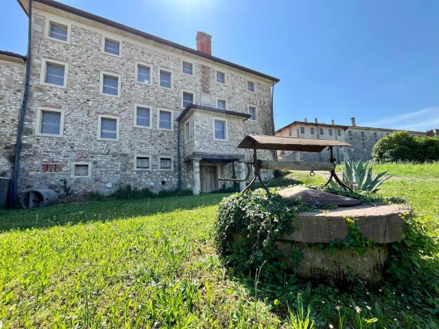 Villetta indipendente in vendita di 384 m² in Via Modena