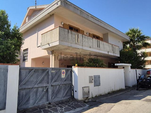 Villetta indipendente in vendita di 385 m² in Via Leopardi