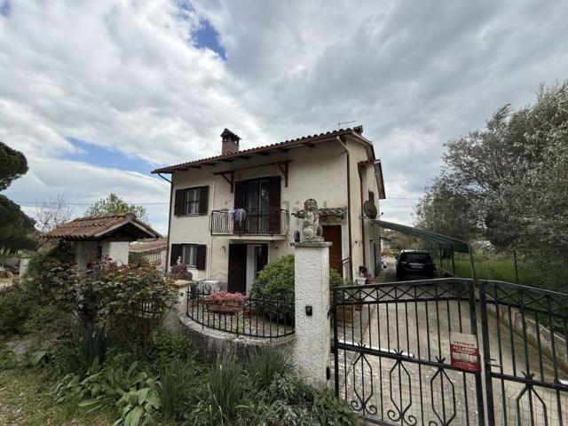 Villetta indipendente in vendita di 385 m² in Via Silvio Pellico