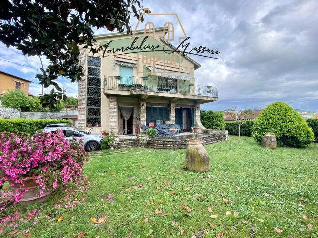 Villetta indipendente in vendita di 386 m² in Via dei Garofani, 2