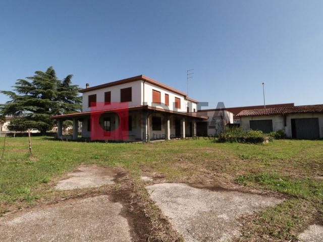 Villetta indipendente in vendita di 386 m² in Via Tito Speri