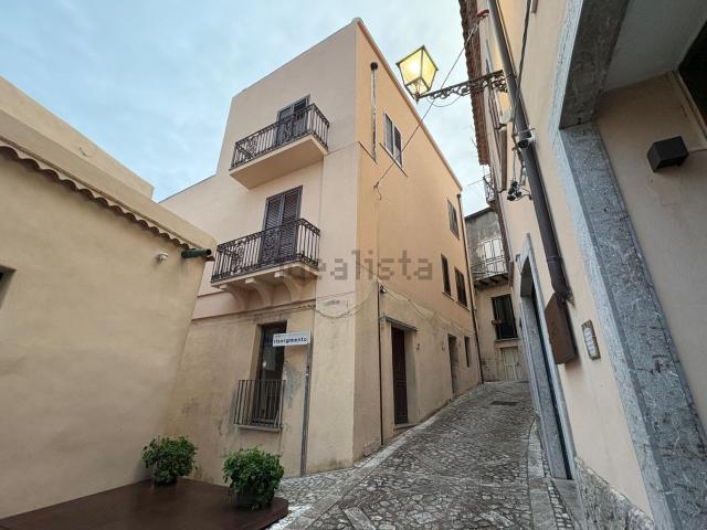 Villetta indipendente in vendita di 387 m² in Via Cavallotti, 1