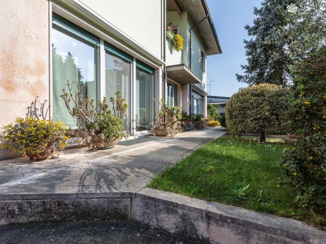 Villetta indipendente in vendita di 387 m² in Via Sardegna, 2