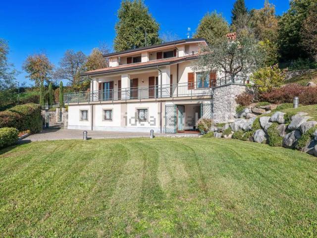 Villetta indipendente in vendita di 390 m² in Via Cristoforo Colombo