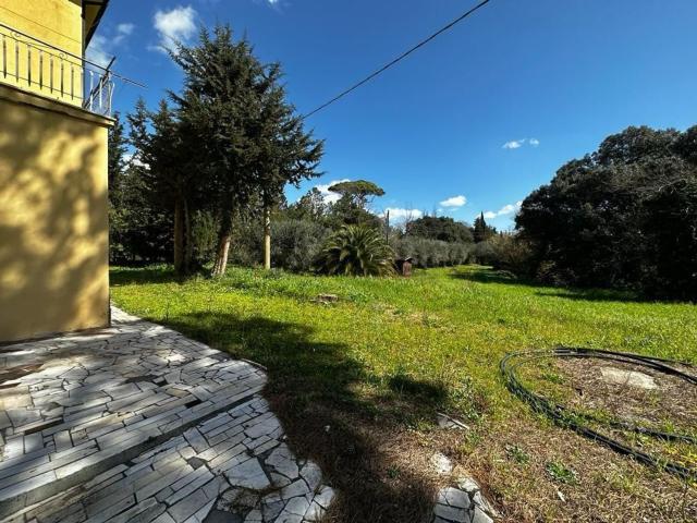 Villetta indipendente in vendita di 390 m² in Via della Camminata Est