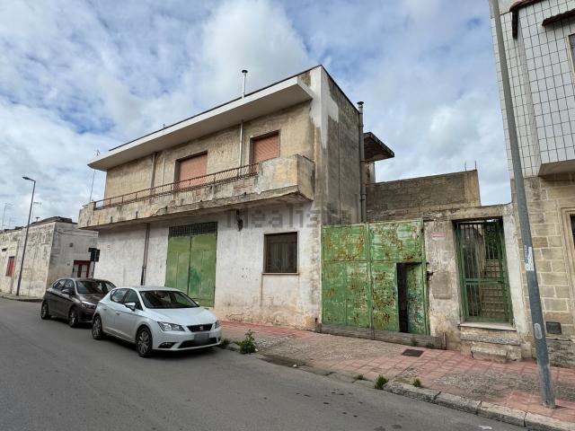 Villetta indipendente in vendita di 390 m² in Via Per Uggiano, 61