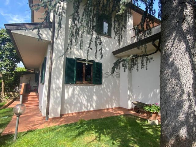 Villetta indipendente in vendita di 390 m² in Via Ruggero Nuti