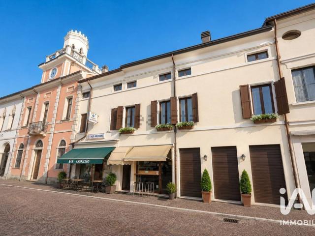 Villetta indipendente in vendita di 390 m² in Piazza Garibaldi, 3