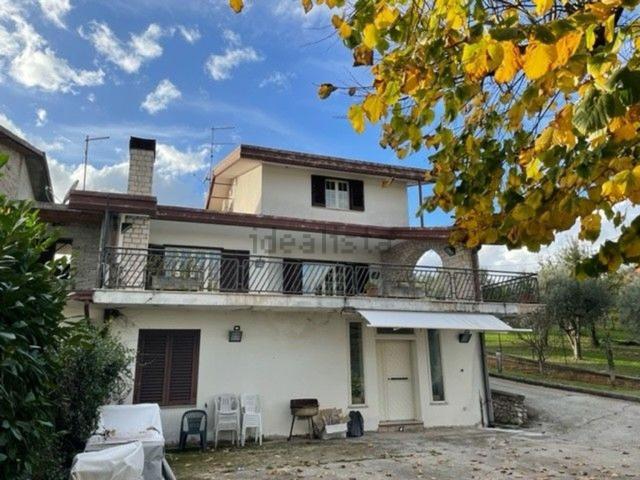 Villetta indipendente in vendita di 395 m² in Via Colle Silvi
