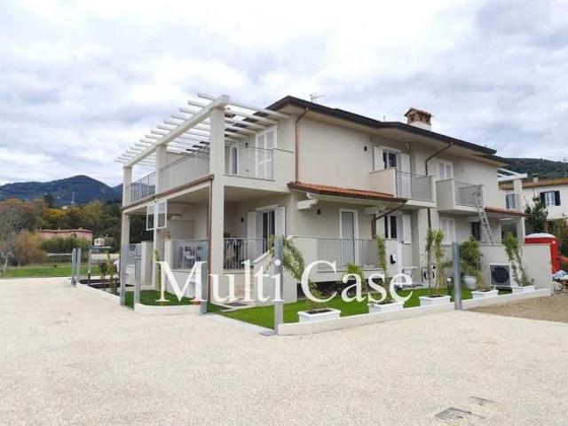 VILLETTA NUOVA IN CLASSE A CON GIARDINO E TAVERNA CAPEZZANO PIANORE LU A 10 MINUTI DAL MARE