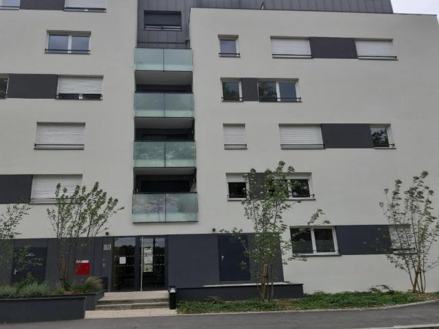 Villeurbanne, ce T3 dispose d'une entrée avec rangement.