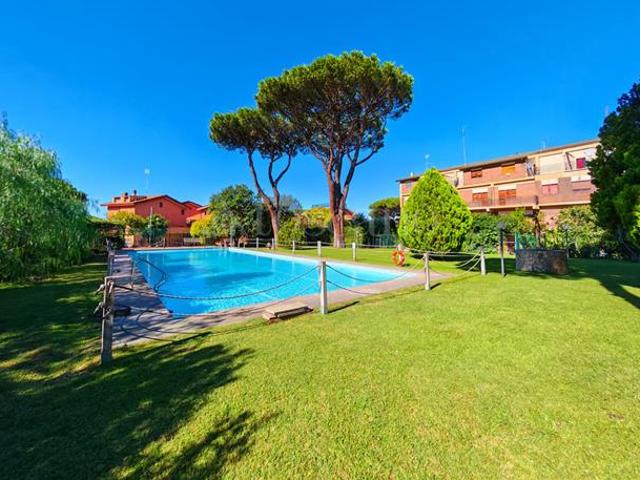 Villino a Schiera di 300 mq a Axa, Casal Palocco, Infernetto Roma