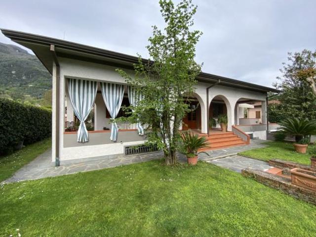 VILLINO di 7 vani e di 400 mq CAMAIORE rif. 1093