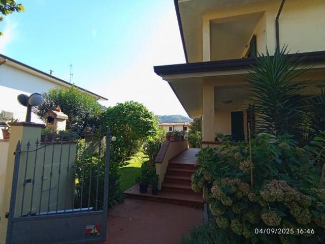 VILLINO di 8 vani e di 210 mq CAMAIORE rif. 1063