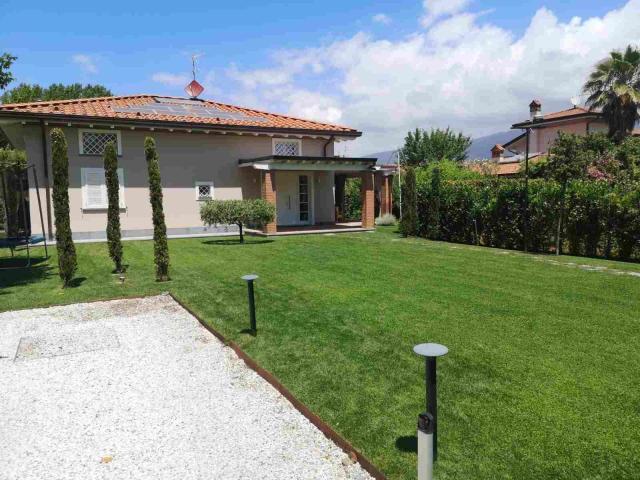 VILLINO in AFFITTO a FORTE DEI MARMI Centro di 4 vani