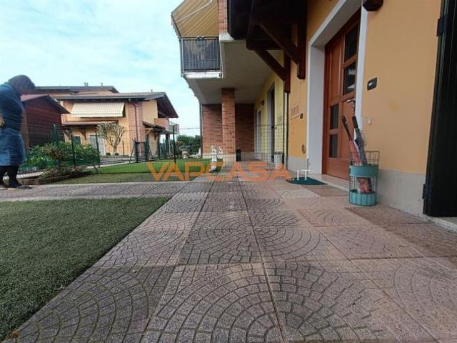 VILLINO IN CONTESTO RECENTE CON DOPPIO GIARDINO, TAVERNA E BOX DOPPIO