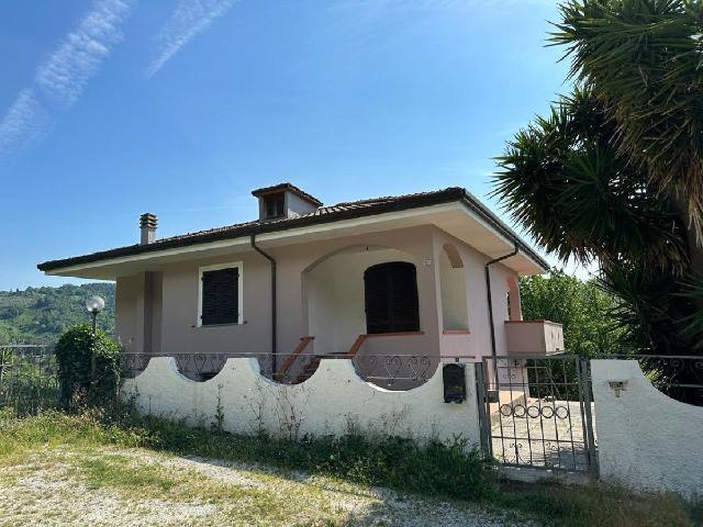 VILLINO in VENDITA a CAMAIORE di 8 vani