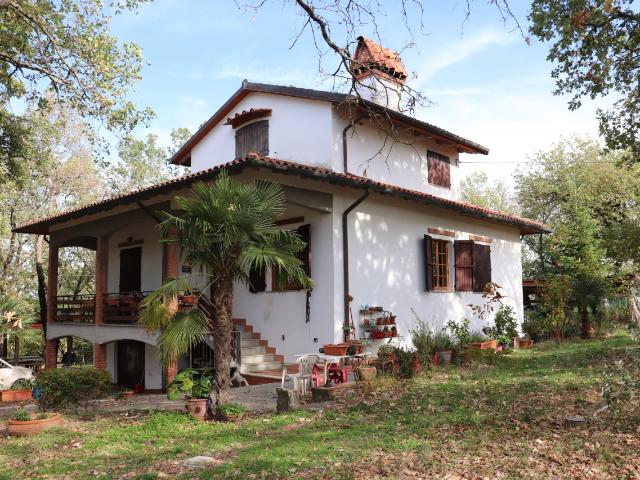 VILLINO in VENDITA a CIVITELLA IN VAL DI CHIANA di 5 vani