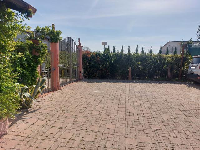 VILLINO in VENDITA a QUARRATA bottegone di 10 vani