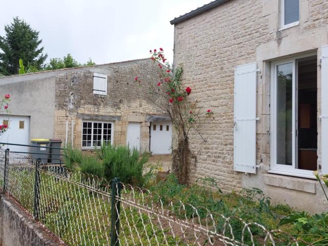 Villiers en Plaine, maison de bourg