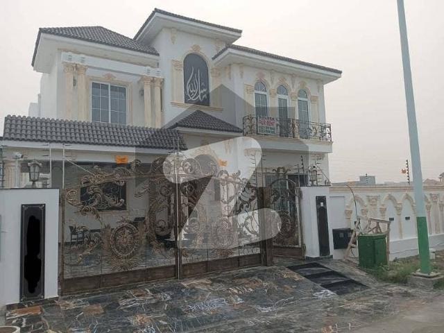 Vip 1 Kanal Unfurnished Upper Portion Available For Rent In Bahria Town Lahore