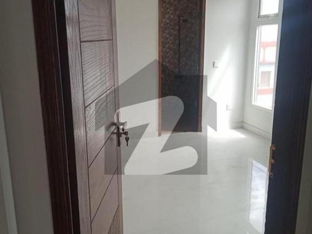 Vip lavish brand new 3 bedroom flat for rent 1550 with lift parking generator no broker dha phase 5