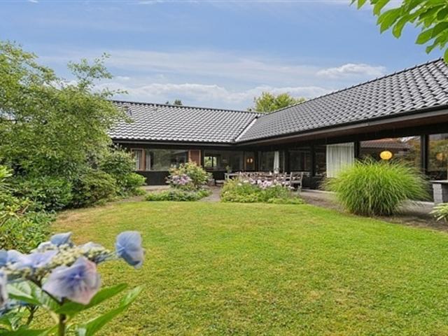 Virum – Sorgenfri flot og funktionel møbleret kvalitetsvilla m. db. carport attraktivt beliggende i gåafstand til indkøb, S tog m.v