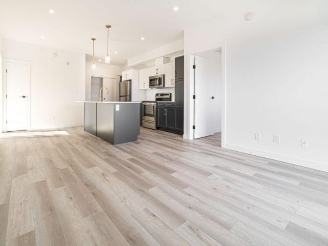 Virginia: Gold Accents – 196 Colony, Winnipeg, MB