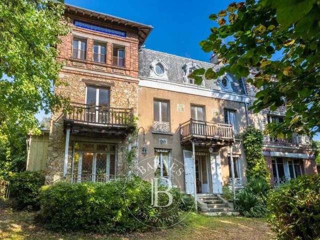 Viroflay Rive Droite – Villa historique XVIIIème à rénover Jardin Garage Localisation idéale pour les familles.