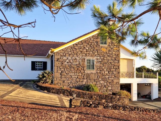 Vista panorâmica com uma vila de 4+1 quartos com vista para o mar na Ilha Pico