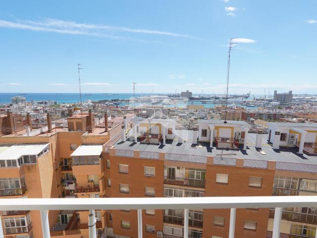 Vistas al mar desde el corazón de Tarragona: exclusivo piso con potencial de reforma
