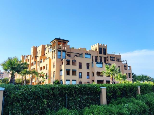 Vistas al mar y confort total: Apartamento de 2 hab. con terraza de 25m² en Isla Canela