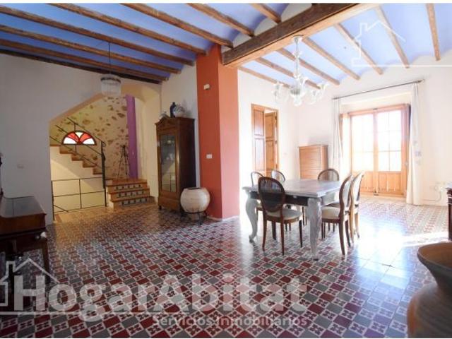 ¡VISTAS DESPEJADAS! ESPACIOSA CASA CON 3 TERRAZAS