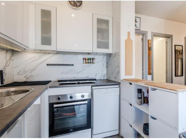 ¡Vistas espectaculares y luminosidad en un apartamento reformado!