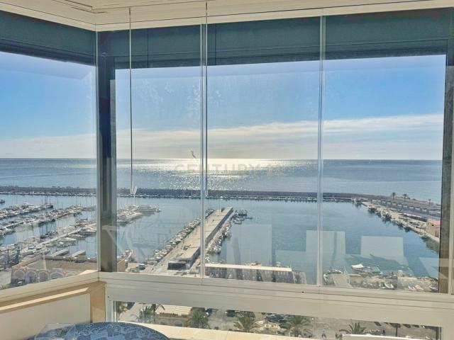 Vistas panorámicas al mar: Apartamento moderno en el corazón de Fuengirola