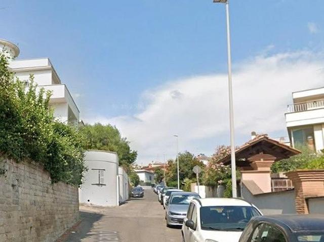 Vitinia spazioso quadrilocale soleggiato