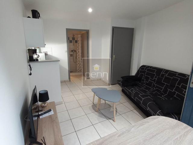 VITRE Studio meublé 380 €